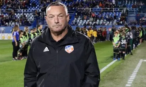 事件脉络：从更衣室歌声到主帅辞职